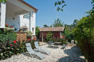 a patio with chairs and a table and a building at Shakti Rio Mino in San Bartolomé