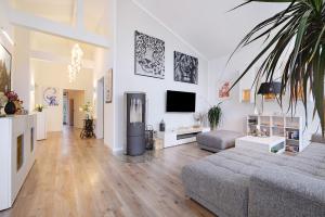 a living room with a couch and a flat screen tv at Idylisches Ferienhaus in Edewecht