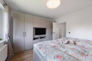 a bedroom with a bed with a floral bedspread at Ferienhaus Anna Elbe in Wischhafen