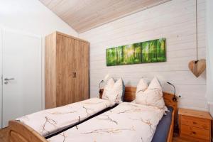 a bedroom with a bed and a painting on the wall at Ferienwohnung Junge in Halblech