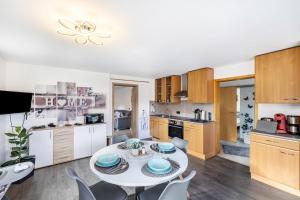 a kitchen with a table and chairs in a room at Leas Ferienwohnung in Aichen
