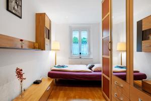 a small bedroom with a bed and a window at Gästewohnung am Schwanenteich in Mittweida