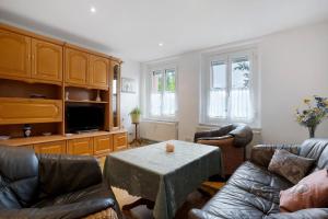 a living room with a couch and a table at Gästewohnung am Schwanenteich in Mittweida