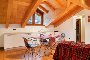a kitchen with a table and chairs in a room at Residence Chalet Provenzale in Acceglio