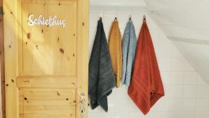 a rack of towels hanging from a door at Ankerplatz in Lübeck in Lübeck