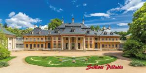 a large mansion with a garden in front of it at Geräumige moderne 3 Raumwohnung in Dohna
