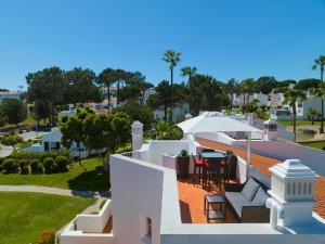 a view of the backyard of a house at Vila Senna in Vale do Lobo