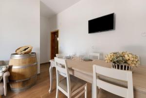 a dining room with a table and a barrel at Casa Arinto in Palmela