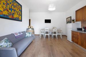 a living room with a couch and a kitchen at Casa Arinto in Palmela