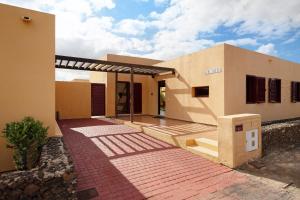 a house with a brick walkway in front of it at Villa Dayely in Corralejo