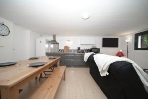 a living room with a table and a kitchen at Chalet Appartement Les Isards in Saint-Lary-Soulan