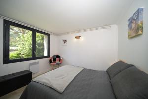 a bedroom with a bed and a window at Chalet Appartement Les Isards in Saint-Lary-Soulan