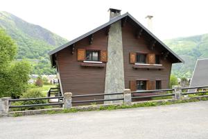a wooden house with windows on the side of it at Chalet Appartement Les Isards in Saint-Lary-Soulan