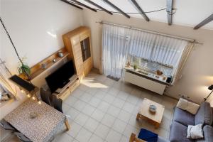 an overhead view of a living room with a tv at Auszeit Sauerland in Olsberg