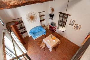 an overhead view of a living room with a table at Hora Hora in Orosei