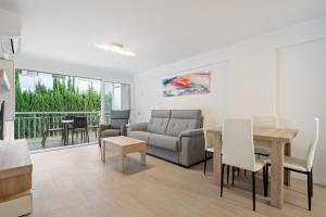 a living room with a couch and a table at Logroño in Salou