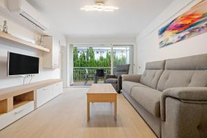 a living room with a couch and a tv at Logroño in Salou
