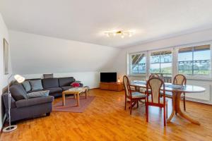 ein Wohnzimmer mit Sofa und Tisch in der Unterkunft Budererhof in Freiamt