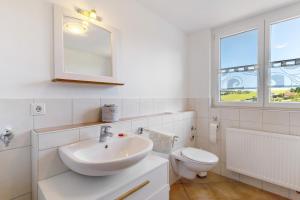 ein weißes Badezimmer mit Waschbecken und Toilette in der Unterkunft Budererhof in Freiamt + 23 Fotos