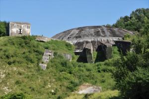 an old bunker on top of a hill at gite 618 in Helfaut