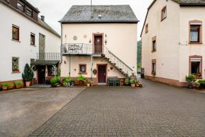 an empty courtyard of a building with a staircase at Eulennest 1 in Minheim