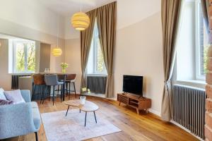 ein Wohnzimmer mit Sofa und Tisch in der Unterkunft Café Wasserturm Cuxhaven in Cuxhaven