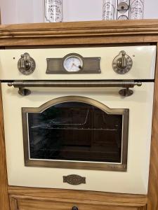 a white oven with a clock on top of it at Reni's 4 Sterne Ferienwohnung in Leverkusen