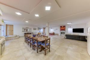 a large living room with a table and chairs at Le Colonie - Pescoluse in Presicce