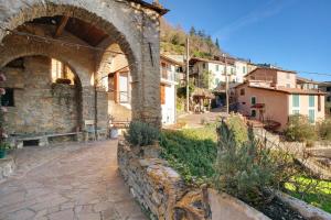 an old stone building with an arch in a village at Casa Verde - Sciu´ Pepin in Rezzo