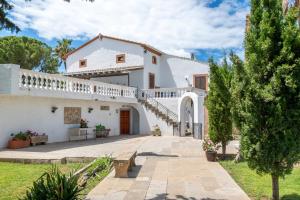 an external view of a white house with a staircase at Moli dels Reis in Palma de Mallorca