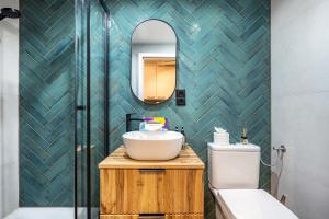 a bathroom with a sink and a mirror at Lieblingsplatz in Wunstorf +17 photos