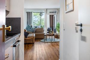 a kitchen and a living room with a couch at Lieblingsplatz in Wunstorf