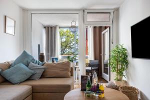 a living room with a couch and a table at Lieblingsplatz in Wunstorf