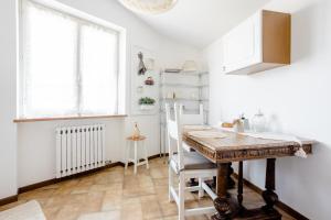 a kitchen with a table and chairs in a room at Suite Al Pian Apartment in I Gugi