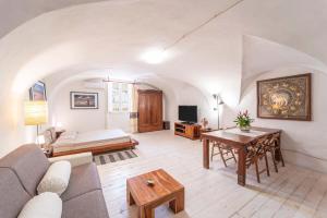a living room with a couch and a table at Casa Gilbert 101 in Alghero