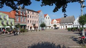 a street in a town with colorful buildings at Ferienhaus Haffschatz in Ueckermünde