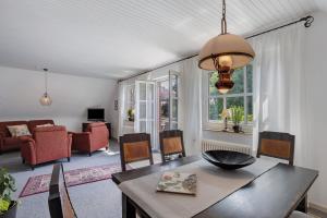 a dining room with a table and a living room at Ferienwohnung Riedel in Sundern