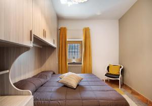 a bedroom with a large brown bed in a room at La Casa Di Pasky in Roisan