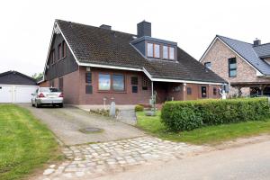 a house with a car parked in front of it at Urlaub Ostholstein in Stockelsdorf