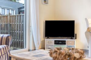 a flat screen tv sitting on top of a table at Kranich in Pruchten