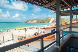 Blick auf den Strand vom Balkon eines Ferienresorts in der Unterkunft Hotel Pousada Sol Beira-mar in Natal