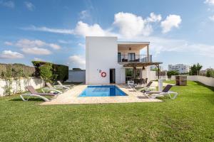 a house with a swimming pool in the yard at Ca na Magdalena in Santanyi