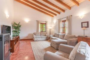 a large living room with couches and a tv at Es Vinyo in Biniali