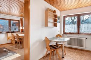 a kitchen and dining room with a table and chairs at Ignazhof in Horben