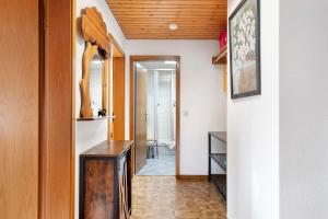 a hallway with a wooden ceiling and a bathroom at Ignazhof in Horben +135 photos