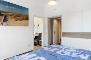 a bedroom with a bed and a painting on the wall at Ferienwohnung No 34A Malliß in Malliß