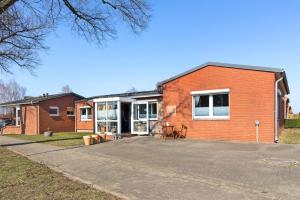 a red brick house with a lot of windows at Ferienwohnung No 34A Malliß in Malliß