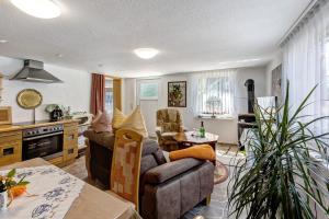 a living room with a couch and a table at Ferienwohnung im Burgenland in Freyburg