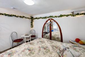 a bedroom with a bed and a table and chairs at Ferienwohnung im Burgenland in Freyburg