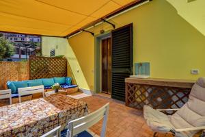 a room with a balcony with a bed and a couch at Casa Minnie in Cavo